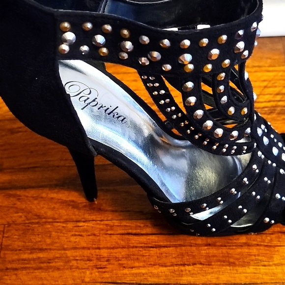 🍁EUC Stunning Black Paprika Studded High Heel - Picture 6 of 6